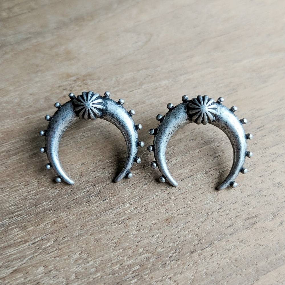 💥3 for $30💥 NWT Sterling Silver Plated Carved Horned Moon Studs
